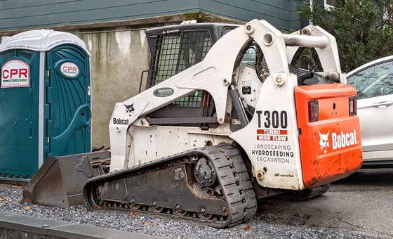 Bobcat T300 compact track loader marked Turbo High Flow with a bucket.
